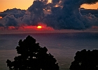 Sonnenuntergang beim Lomo Loro, oberhalb von Las Tricias : Kiefern, Wolken, Ozean